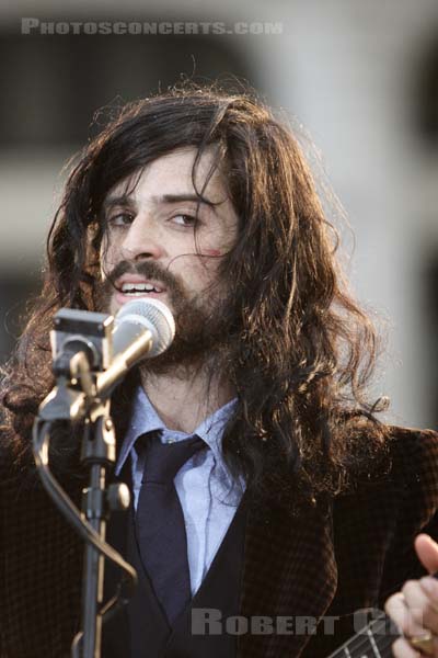 DEVENDRA BANHART - 2005-09-28 - PARIS - Place de la Bourse - 